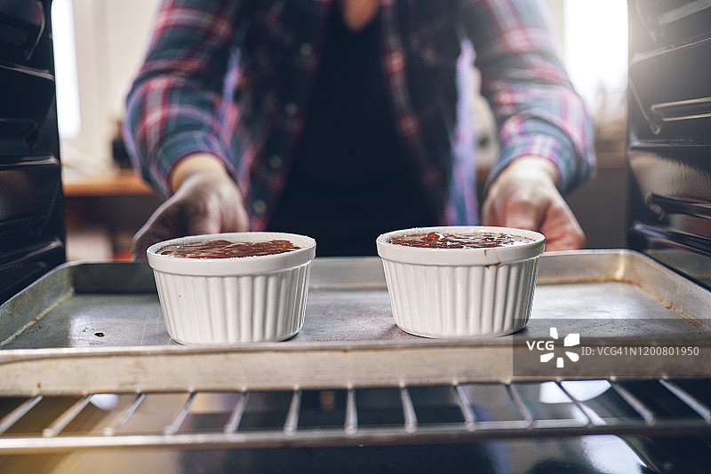烤箱里的巧克力舒芙蕾图片素材