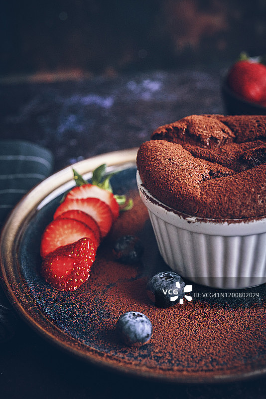 巧克力舒芙蕾配草莓图片素材