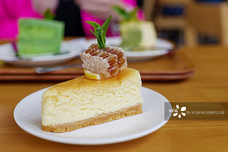 顶部放有切片蜂窝的奶酪蛋糕特写镜头图片素材