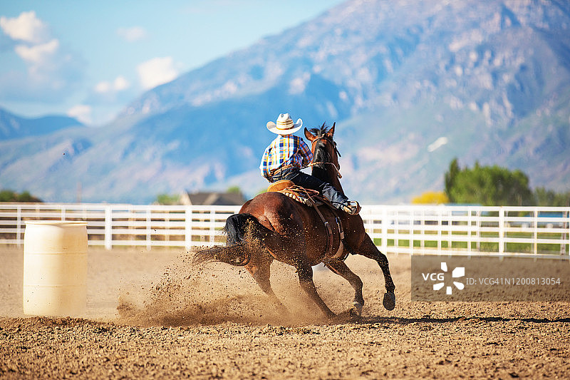 年轻牛仔桶赛竞技图片素材
