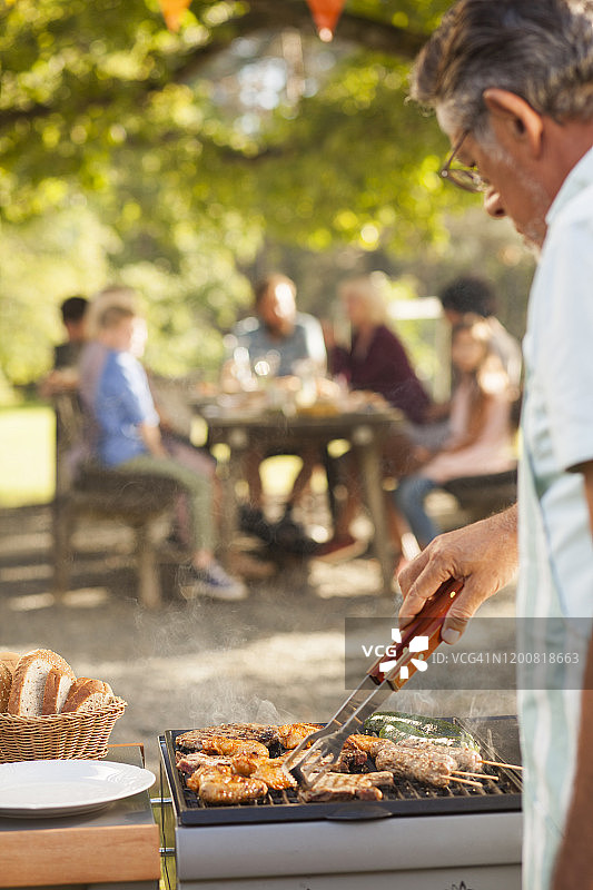 准备家庭野餐烧烤食物图片素材