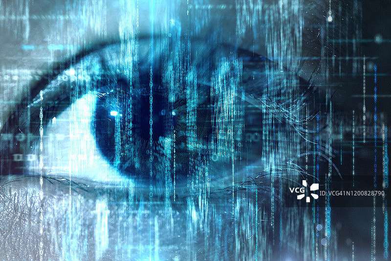 观察数字二进制数据的女人眼部特写图片素材