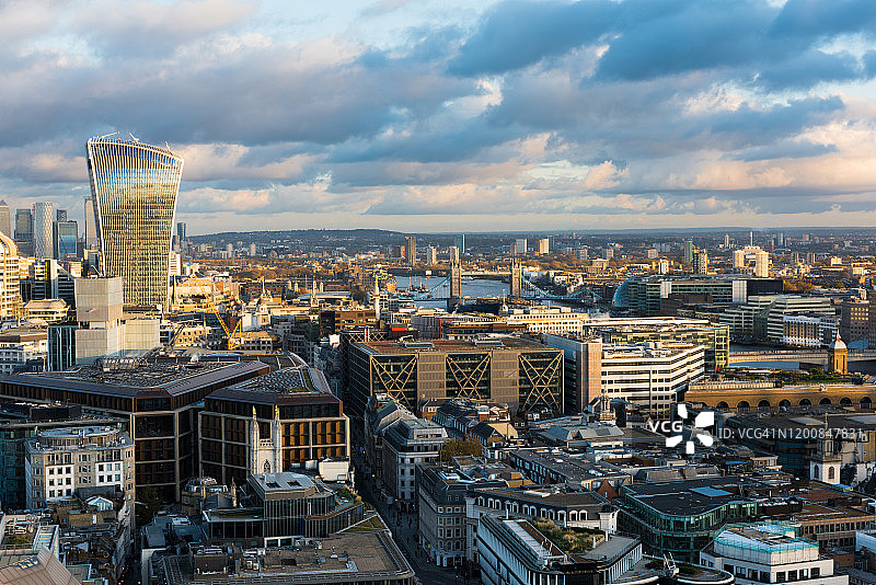 伦敦天际线，面向芬丘奇街20号和伦敦塔桥图片素材
