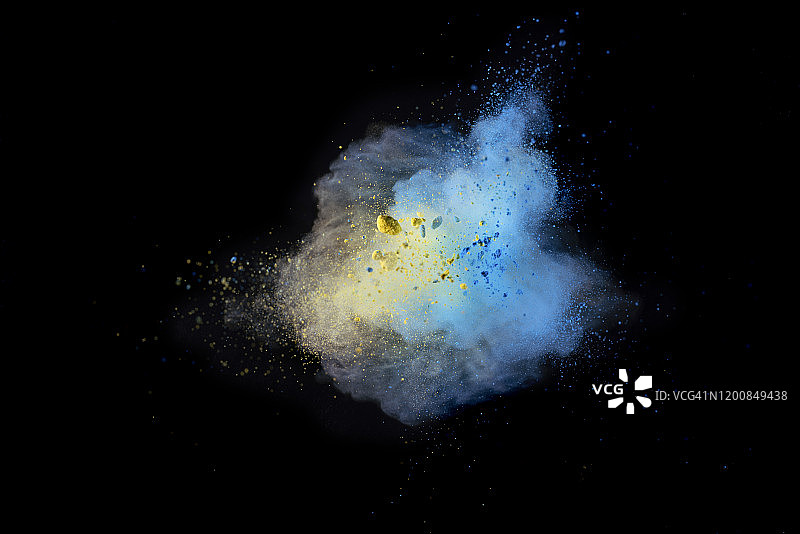 高速同步拍摄的黑色背景粉末爆炸图片素材