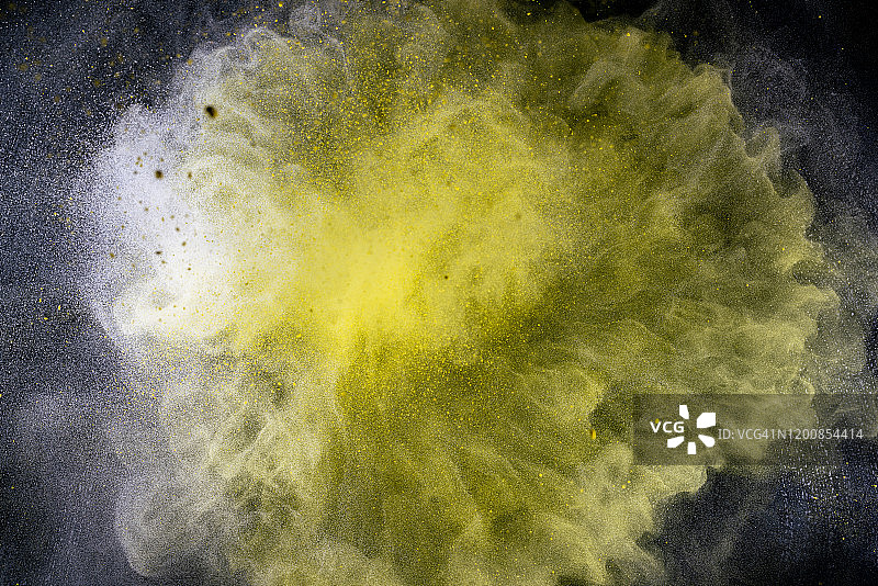 高速同步拍摄的黑色背景爆炸粉末图片素材