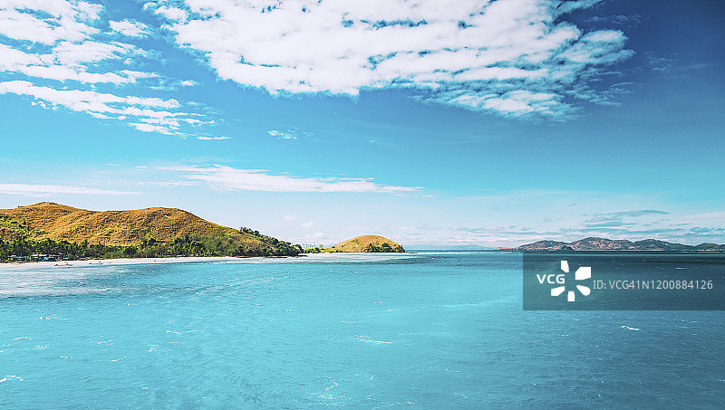 从远处看到的斐济群岛的航拍景色图片素材