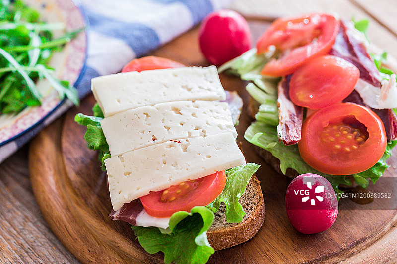餐桌早餐：意式熏肉哈瓦蒂奶酪蔬菜三明治图片素材