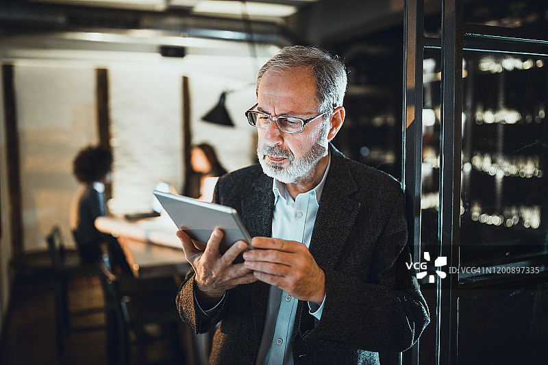 资深男性领导者图片素材