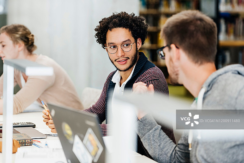 在图书馆学习的两名学生图片素材