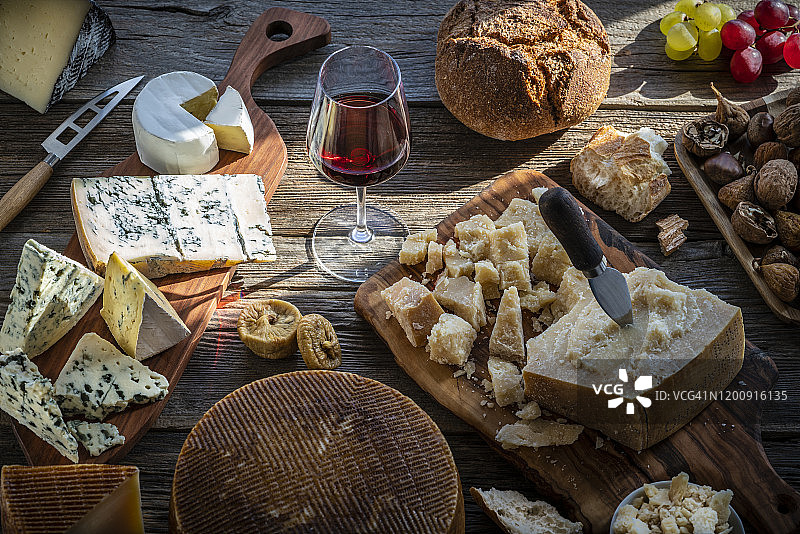 蓝纹奶酪、曼彻格奶酪和帕尔马干酪图片素材
