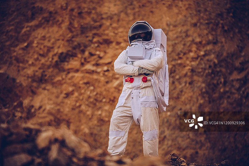 宇航员独自在火星上探索图片素材