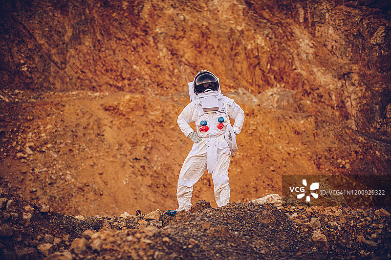 宇航员独自在火星上探索图片素材