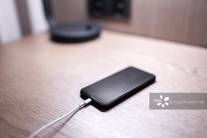 连接到便携式充电器的智能设备特写图片素材