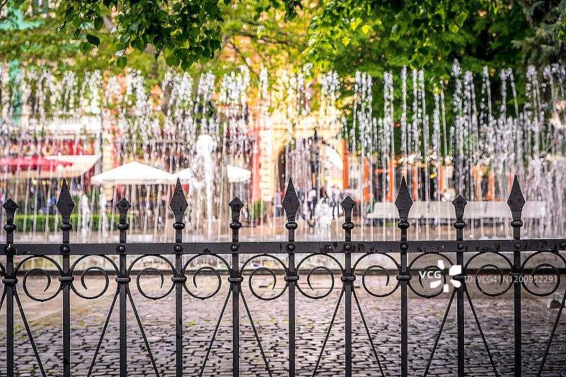 科希策围栏后的喷泉图片素材