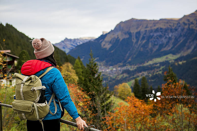 年轻女人在山上徒步旅行图片素材