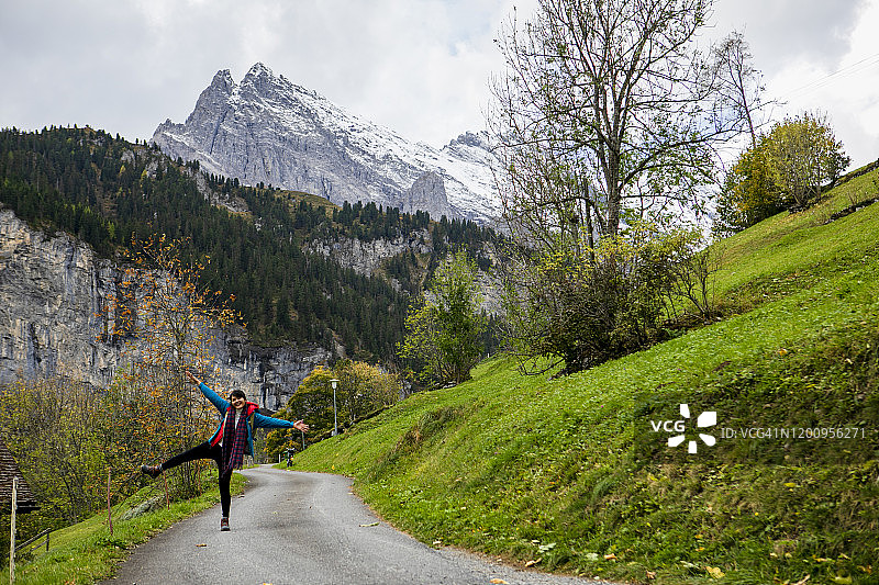年轻女人在山上徒步旅行图片素材