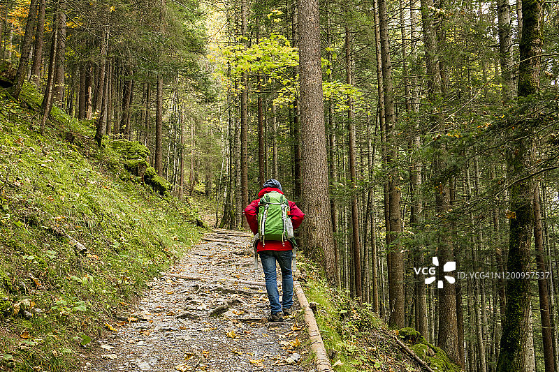 印尼男子独自在欧洲阿尔卑斯山脉米伦探险图片素材