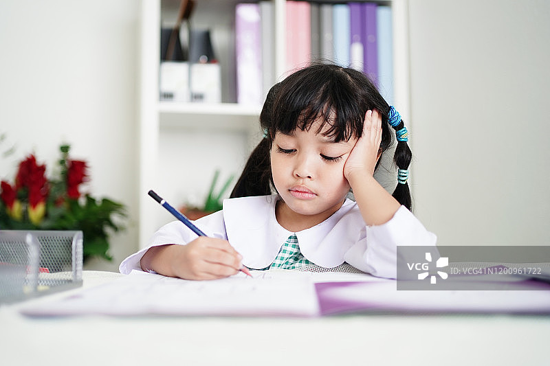 专心做小学作业的小女孩图片素材