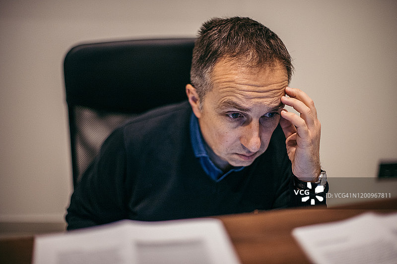 男子坐在办公室工作图片素材