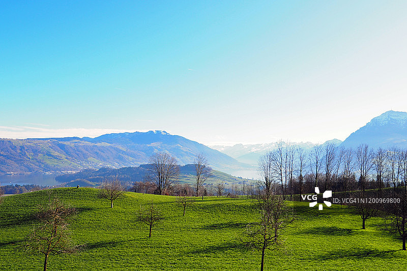 楚格湖、瑞吉山和瑞士阿尔卑斯山全景图片素材