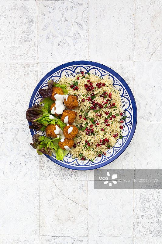 盘中炸豆丸子配塔布勒沙拉图片素材