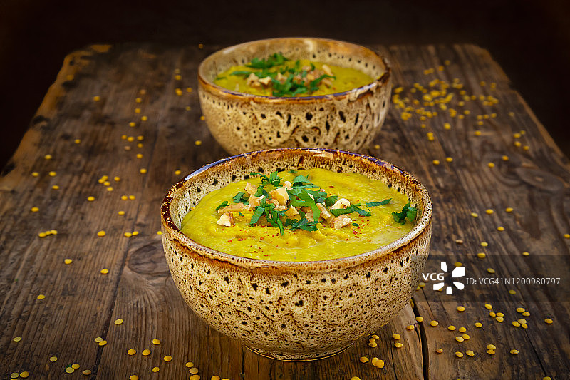 两碗黄色扁豆汤图片素材