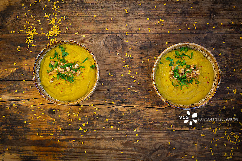 两碗黄色扁豆汤图片素材
