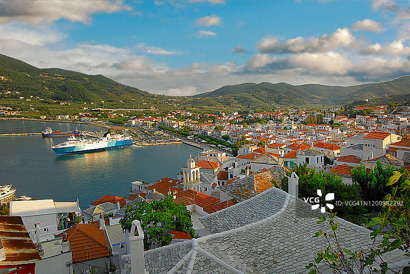 斯科普洛斯岛霍拉港口和居民区图片素材