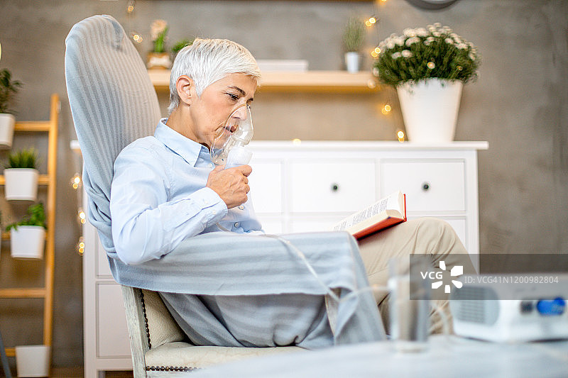 年长的女人在做吸入治疗图片素材