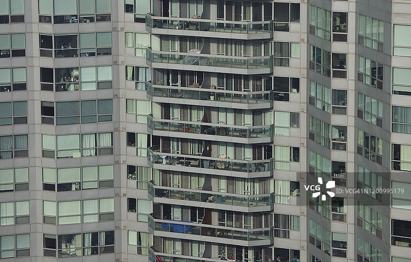 高层住宅楼上的窗户和阳台图片素材