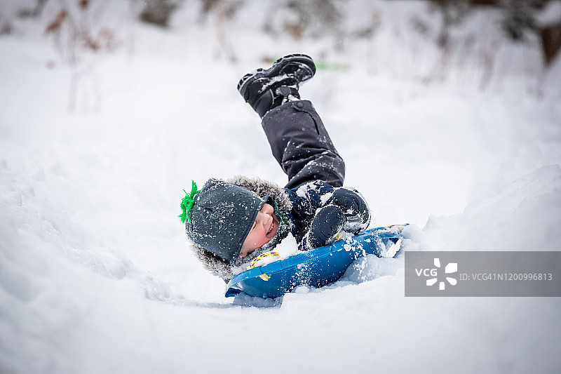 冬天在户外雪地里滑雪的小男孩图片素材