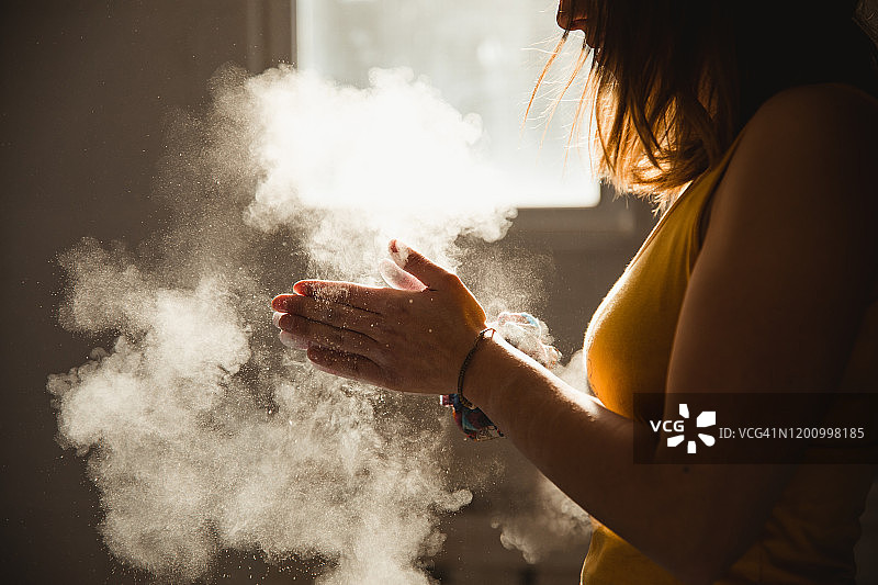 在手上涂镁粉攀岩的女人图片素材