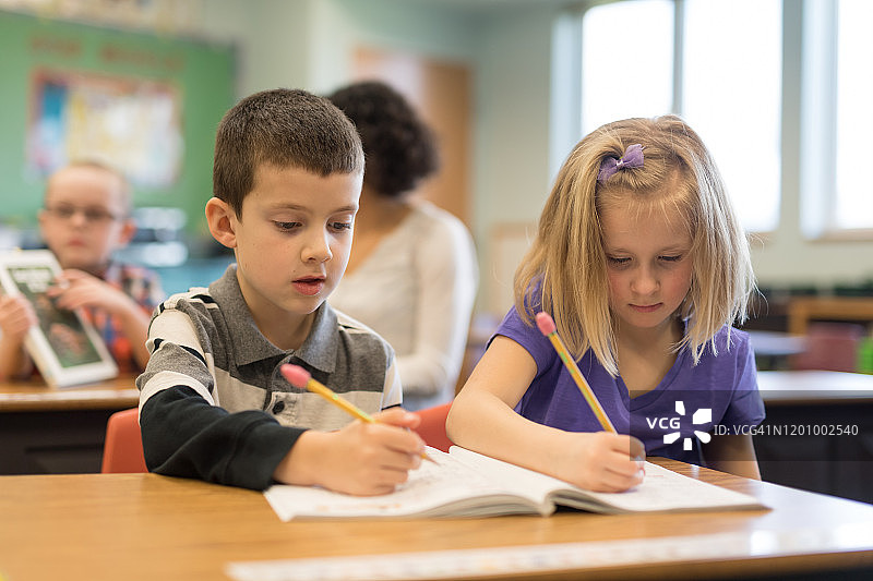 两名小学生一起完成作业图片素材