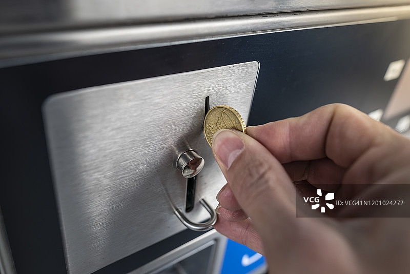 将硬币投入机器图片素材