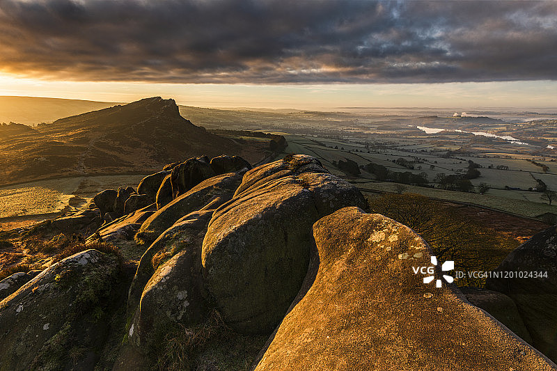 英国峰区国家公园里克附近，日出时的蟑螂岩图片素材