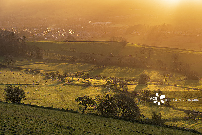 日出时分德比郡埃克尔斯派克附近的红光图片素材