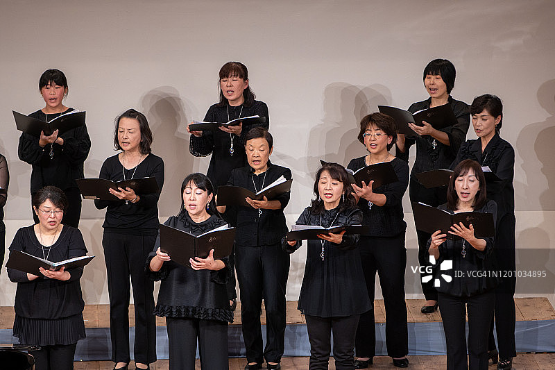 合唱音乐会上唱歌的女性图片素材