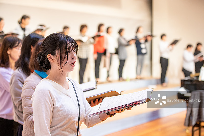 女歌手在女子合唱音乐会上演唱图片素材