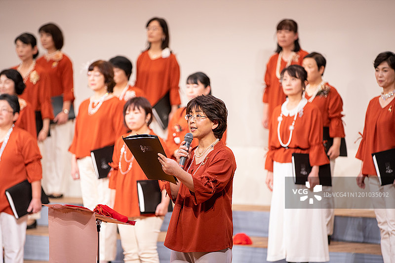 女人在合唱音乐会上发表演讲图片素材
