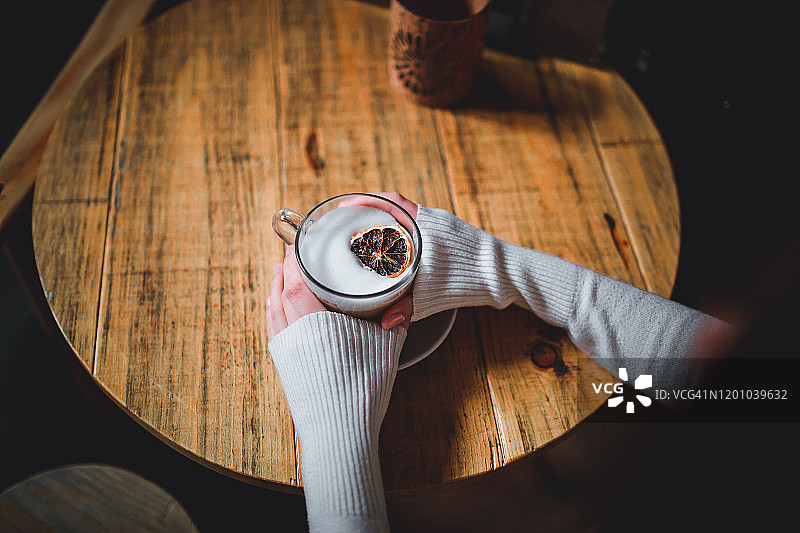 女人手拿咖啡杯图片素材
