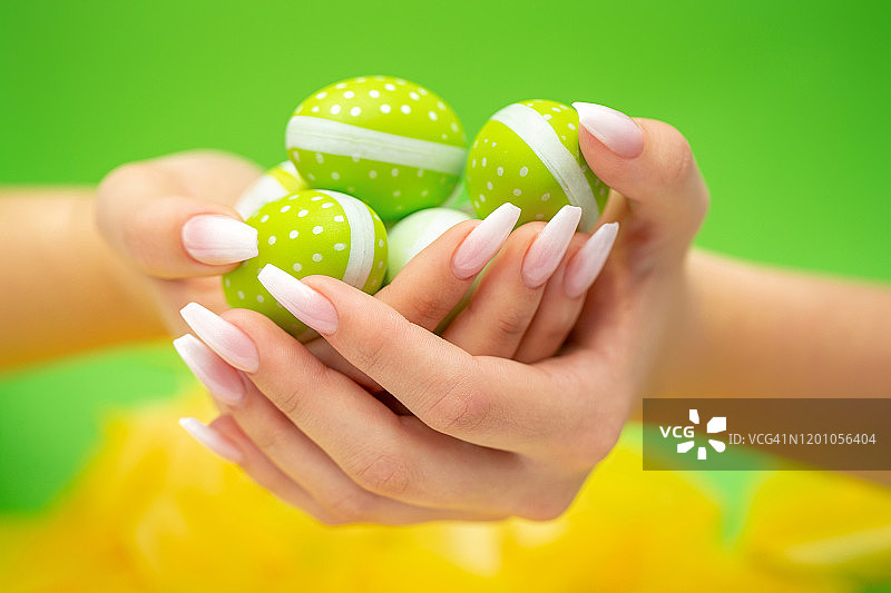 为复活节准备的漂亮的渐变美甲图片素材