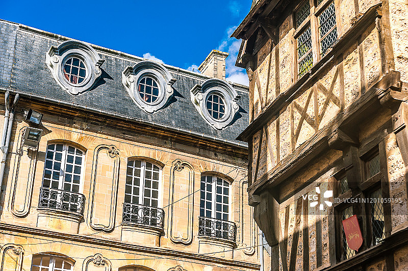 巴约的古典中世纪住宅建筑，晴朗蓝天图片素材