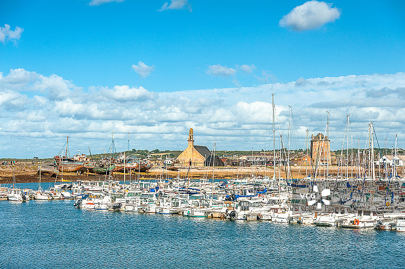 晴朗蓝天下卡马雷湾的海景、船只和港口／码头图片素材