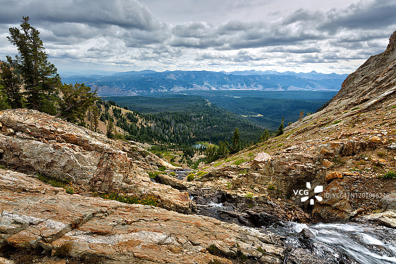 夏季午后，从锯齿荒野汤普森峰底部看到的爱达荷州斯坦利锯齿山和白云山之间的瀑布图片素材