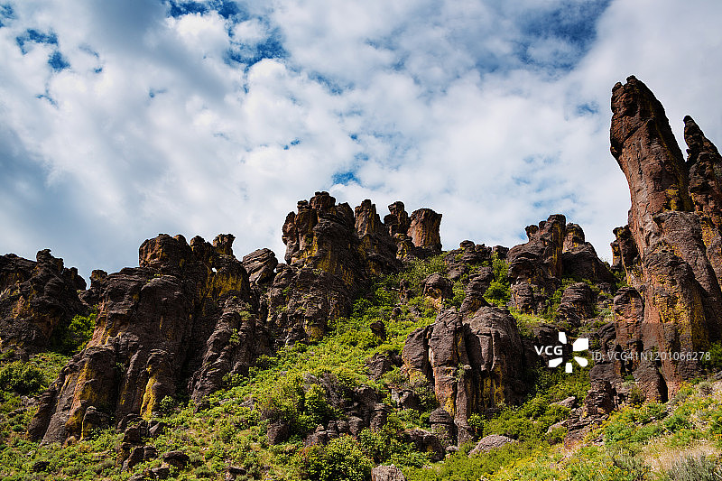 爱达荷州小石城的春日下午，高耸的岩层图片素材