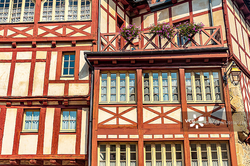 中世纪半木结构房屋的立面、窗户和鲜花图片素材