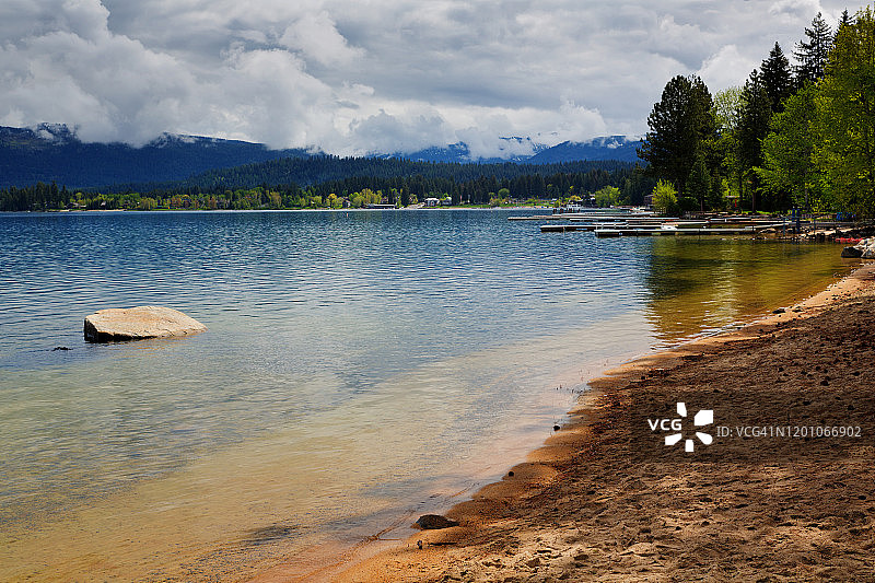 爱达荷州麦考尔佩耶特湖岸边的孤石图片素材