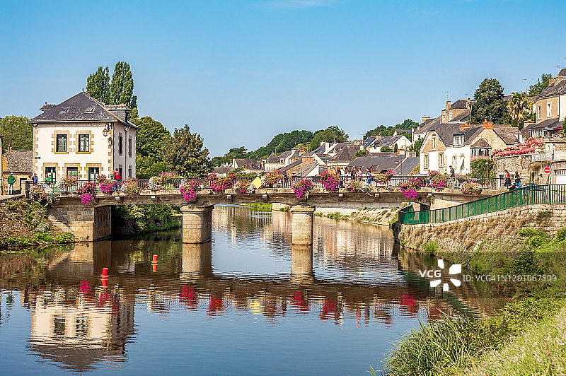 乌斯特河畔古典石建筑与桥图片素材