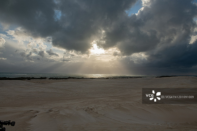 阳光下的沙丘图片素材