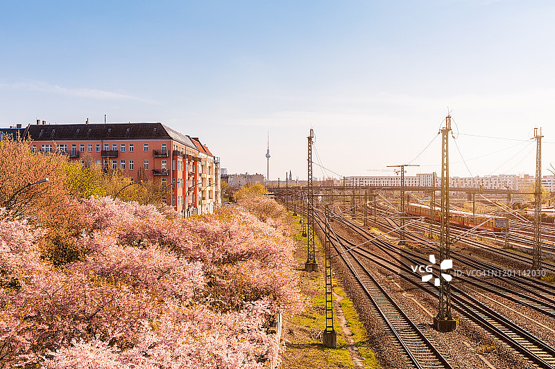 柏林城市春季天际线：电视塔和火车图片素材